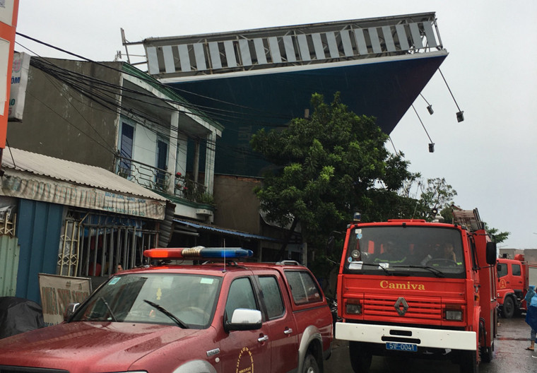 Đè lên nhà của một hộ dân cạnh bên.