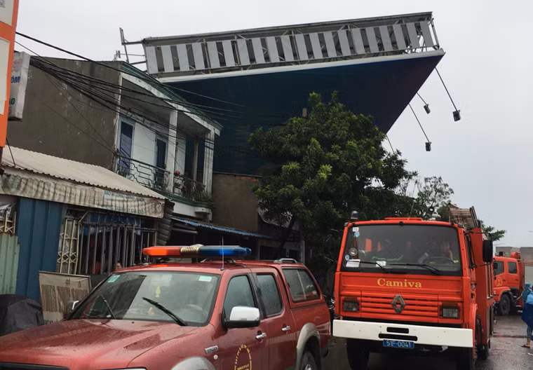 Đè lên nhà của một hộ dân cạnh bên.