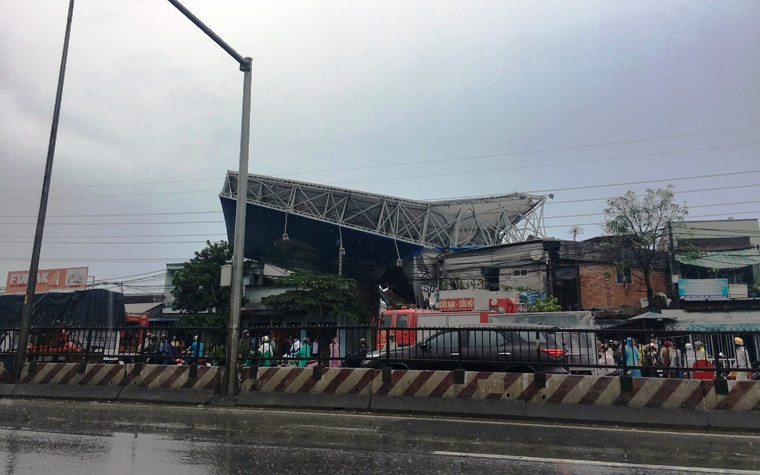 Trước đó lúc 16h30 cùng ngày, khắp khu vực TP HCM có mưa, kèm theo giông gió cực lớn. Bất ngờ, một biển quảng cáo cao khoảng 20m trên QL1A, đoạn qua phường Bình Trị Đông A, quận Bình Tân, TP HCM đổ sập, đè lên căn nhà ở địa chỉ 924 quốc lộ 1A.
