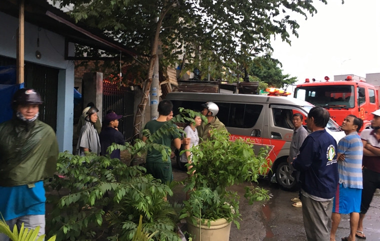 Thi thể nạn nhân đã được đưa về bệnh viện để làm thủ tục pháp y. 