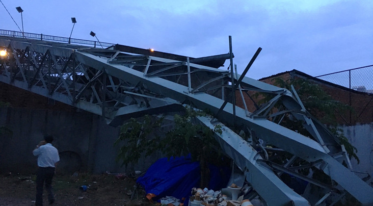 Theo ghi nhận của PV Kiến Thức, biển quảng cáo ngoài trời cao hơn 20 mét (chưa rõ thông tin về nội dung quảng cáo) đã không chịu nỗi cơn giông gió đã ngã sập...