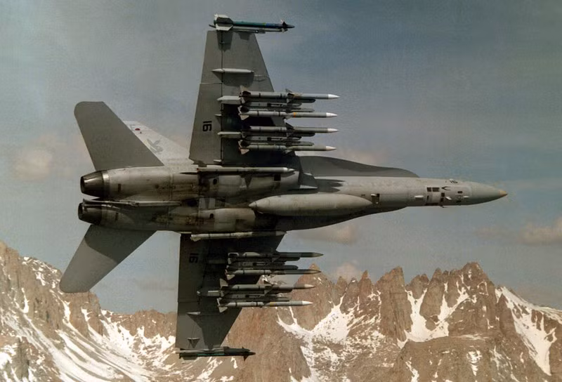 Như đã đề cập trước đó, Không quân Thổ Nhĩ Kỳ không xâm nhập không phận Syria mà chỉ sử dụng tên lửa không đối không ngoài tầm nhìn AIM-120 cho các cuộc tấn công lén từ xa. Ưu điểm đó là, tiến công đối phương từ ngoài tầm nhìn (phi tiếp xúc) nên cải thiện được khả năng sống sót trên chiến trường và tránh đối đầu với lực lượng không quân Nga.