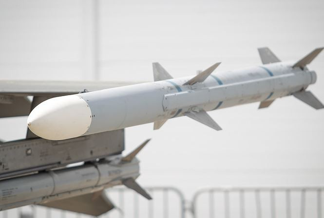 Mặc dù tên lửa AIM-120 có tầm bắn hàng trăm km, nhưng do nhiên liệu cháy rất nhanh, nên chỉ đảm bảo cho tên lửa bay ở 40 km đầu tiên sau khi phóng; ở quãng đường còn lại, tên lửa chỉ có thể bay theo quán tính, nên khả năng cơ động giảm đi rất nhiều; nếu mục tiêu có khả năng cơ động, né tránh tốt, AIM-120 sẽ khó đánh trúng mục tiêu.