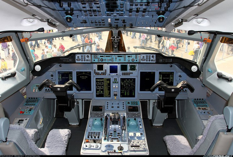 Việc triển khai loại máy bay do thám tối tân này vào "chảo lửa" Idlib là điều được dự đoán trước. Trong ảnh là buồng lái hiện đại của Tu-214R.