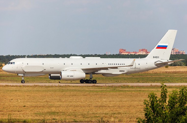 Máy bay này sở hữu các hệ thống trang-thiết bị giám sát kỹ thuật số sản xuất tại Nga, Tu-214R đã vượt qua giai đoạn kiểm tra đầu tiên trong khuôn khổ "Hiệp ước Bầu trời mở" với sự tham gia của 56 chuyên gia nước ngoài.