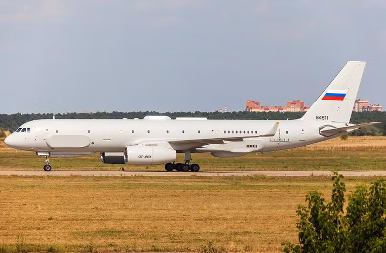 Máy bay này sở hữu các hệ thống trang-thiết bị giám sát kỹ thuật số sản xuất tại Nga, Tu-214R đã vượt qua giai đoạn kiểm tra đầu tiên trong khuôn khổ "Hiệp ước Bầu trời mở" với sự tham gia của 56 chuyên gia nước ngoài.