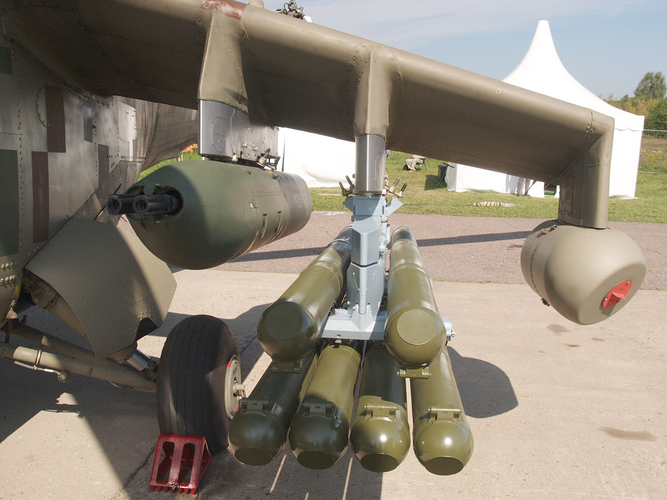 Loại tên lửa này được trang bị đầu nổ lõm xuyên giáp liều kép nặng 8-12 kg, đủ sức xuyên thủng lớp giáp dày tương đương 1.000 mm thép cán đồng nhất sau khi phá hủy giáp phản ứng nổ bên ngoài.