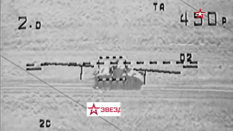 Quả tên lửa được phóng ra sau đó đánh trúng mục tiêu là chiếc xe tăng trên mặt đất.