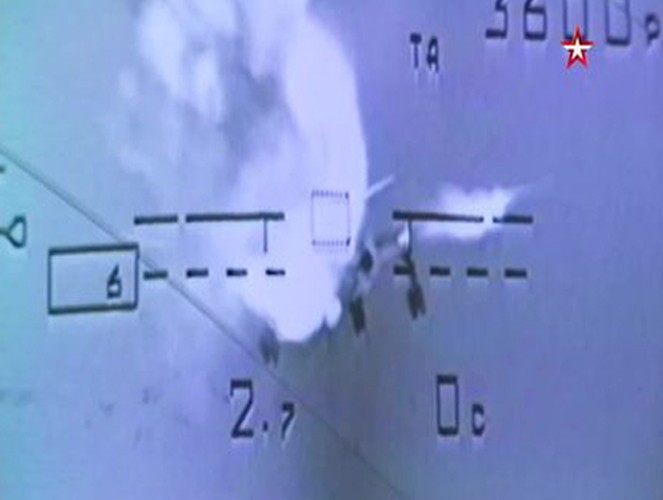 Trong video, oanh tạc cơ Tu-16 đang thả càng đáp, dường như để mô phỏng mục tiêu cỡ lớn trong quá trình cất hạ cánh ở sân bay đối phương, thời điểm nó dễ bị tấn công nhất.