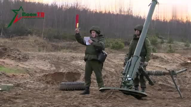 Nòng súng cối 2B23 có 40 rãnh xoắn, đầu nòng súng có gắn móc kéo. Súng sử dụng khóa nòng xoay; điểm hỏa bằng cơ cấu cò giật. 2B23 sử dụng đạn nổ phá tăng tầm "OФ55-1" có tầm bắn từ 0,7 đến 12,8 km; trọng lượng đạn 19,8 kg; diện tích sát thương từ 3.600 đến 5.600 m2. Đạn nhiệt áp "3ВОФ119" nặng 19,5 kg có tầm bắn từ 0,9 đến 8,8 km. Đạn dẫn đường chính xác bằng laser "Kitolow" nặng 25 kg, tầm bắn từ 9 đến 12 km.