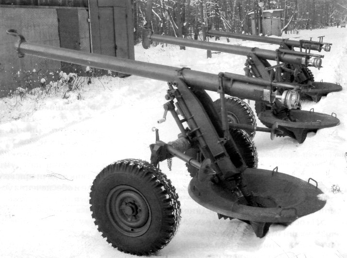 Một đặc điểm khác biệt của cối 2B23 Nona-M1 đó là sử dụng nòng súng có rãnh xoắn như của pháo xe kéo, nên quỹ đạo đường đạn như pháo rãnh xoắn; kết hợp với hình dáng khí động học của đạn súng cối và sơ tốc đầu nòng lớn, nên 2B23 có tầm bắn đến 12,8 km (hơn cả pháo lựu 122 M-30), mức chính xác cao, nên rất hiệu quả khi chi viện bộ binh chiến đấu trực tiếp.