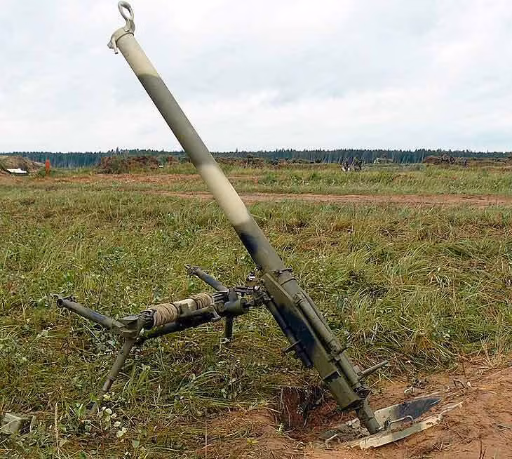 Bên cạnh đó, việc nạp đạn ở đuôi nòng cũng tránh được việc nạp đạn chồng như các mẫu súng cối kiểu cũ, đồng thời dễ dàng thao tác tháo những viên đạn không nổ ra khỏi nòng súng. Tốc độ bắn của 2B23 theo lý thuyết đến 11 phát/phút, tốc độ bắn thực tế 8 phát/phút. Đây cũng là tốc độ bắn đáng nể với một loại súng cối cỡ nòng lớn 120mm.