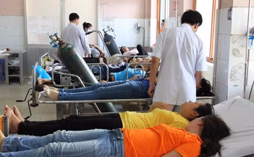 Dang cap cuu khan hang tram cong nhan bi ngo doc o TP HCM