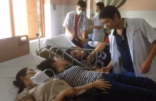 Dang cap cuu khan hang tram cong nhan bi ngo doc o TP HCM-Hinh-4