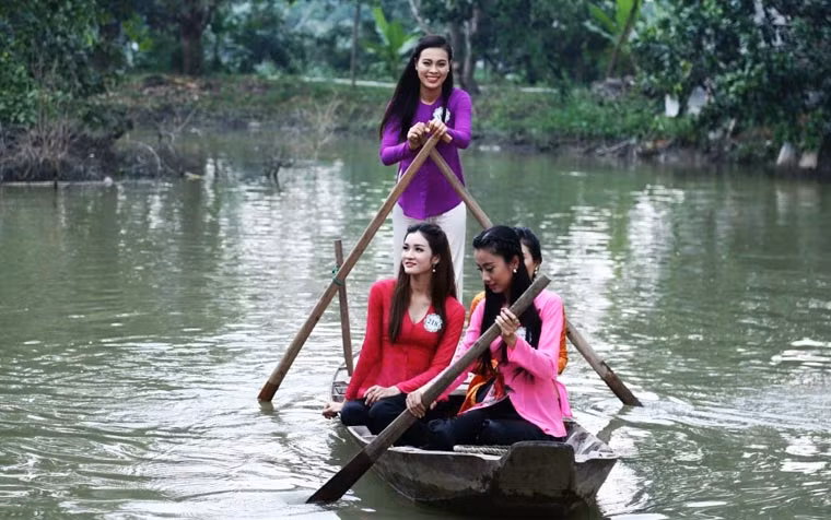 Tại đây, các người đẹp cùng nhau trải nghiệm phương cách mua bán độc đáo nhất Việt Nam với các các loại trái cây, hàng hóa, thực phẩm. Trong tà áo bà ba của người con gái miền sông nước, các thí sinh cùng tham quan vường cây trái Vàm Xáng hay chèo ghe ở khu du lịch Đá Nổi-Lung Cột Cầu.