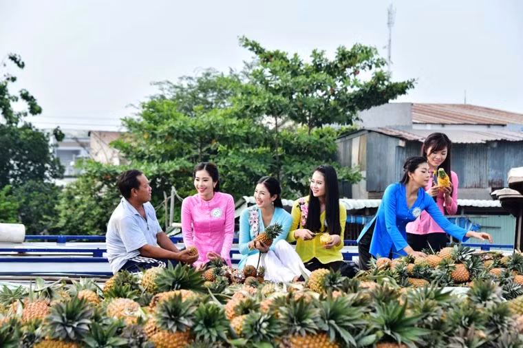 Các người đẹp có cơ hội trải nghiệm những giờ phút thú vị trên thuyền ghe tấp nập tại chợ nổi Cái Răng và miệt vườn cây trái trĩu quả của vùng sông nước Cửu Long.