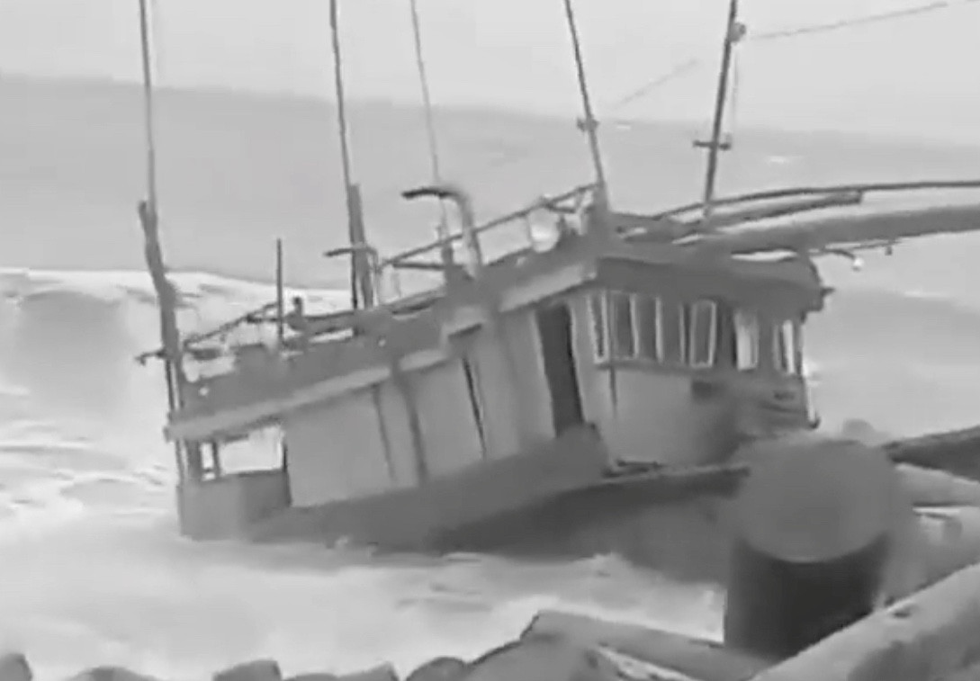 Tau ca ngu dan tien ty bi song danh chim, lanh dao huyen noi… “chuyen binh thuong”