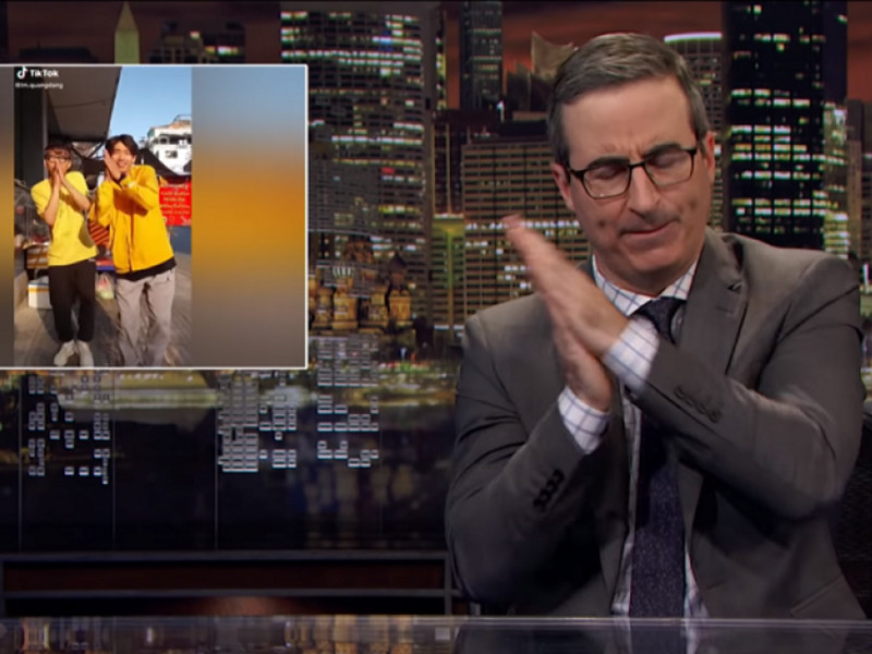 MC John Oliver của Last Week Tonight không ngừng khen ngợi vũ đạo rửa tay của Quang Đăng.