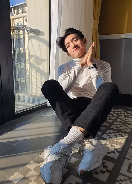 Trên Zing, Quang Đăng cho biết, vũ đạo được anh nghĩ ra trong 15 phút. “Bài hát này khi mới ra mắt, tôi cũng có dựng vũ đạo, do đó, giờ dựng lại cũng rất nhanh”, nam vũ công nói.