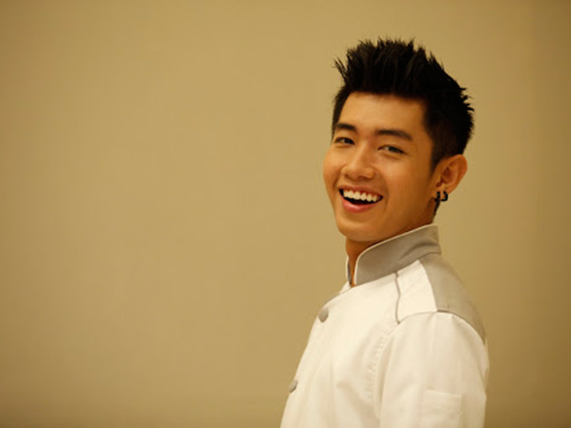 Quang Đăng sinh năm 1993, đoạt giải Ngôi sao tài năng của cuộc thi Ngôi sao thời trang vào năm 2011. Năm 2012, anh lọt vào top 4 cuộc thi Thử thách cùng bước nhảy – You think you can dance.