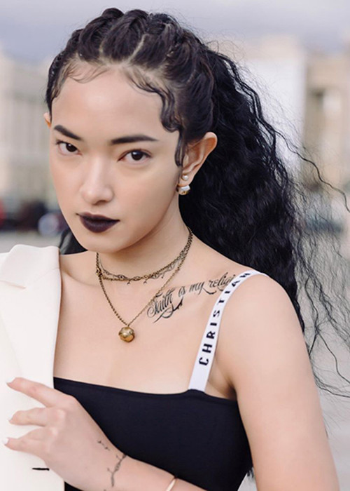 Châu Bùi tên thật là Bùi Thái Bảo Châu. Tuy sở hữu chiều cao khiêm tốn nhưng cô lại có khuôn mặt đẹp sắc sảo cùng phong cách thời trang độc đáo.