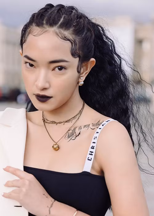 Châu Bùi tên thật là Bùi Thái Bảo Châu. Tuy sở hữu chiều cao khiêm tốn nhưng cô lại có khuôn mặt đẹp sắc sảo cùng phong cách thời trang độc đáo.