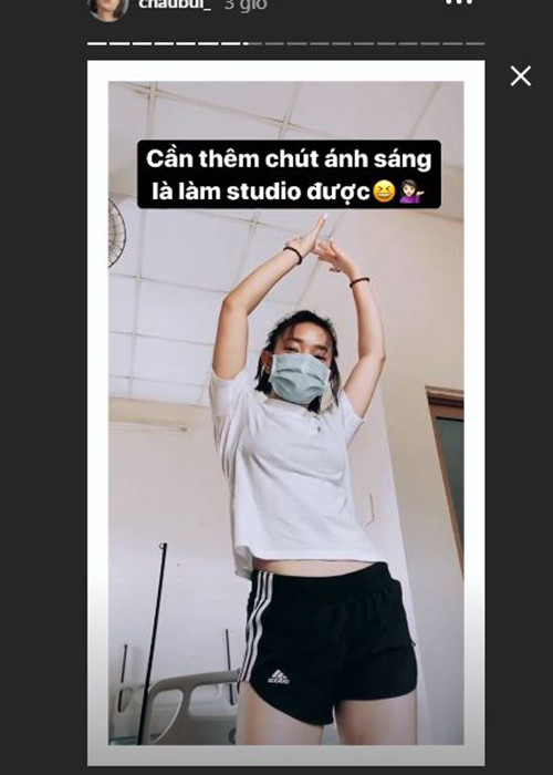 Người đẹp 9x luôn đeo khẩu trang ở phòng cách ly.