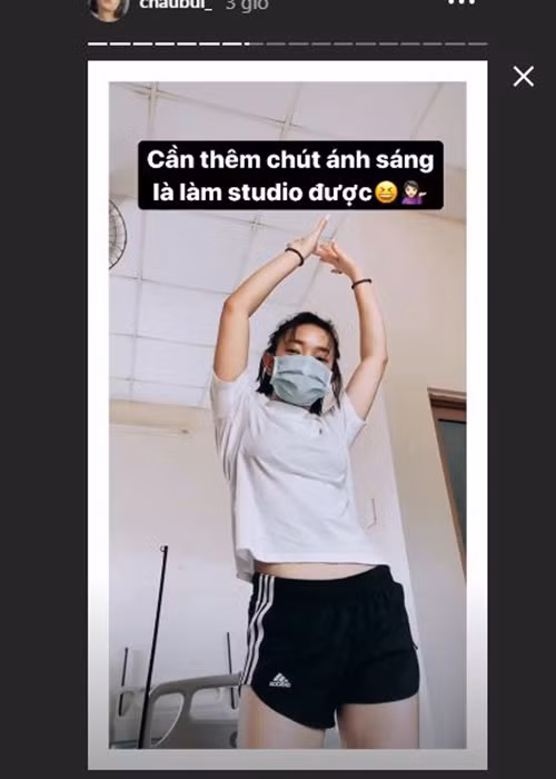 Người đẹp 9x luôn đeo khẩu trang ở phòng cách ly.