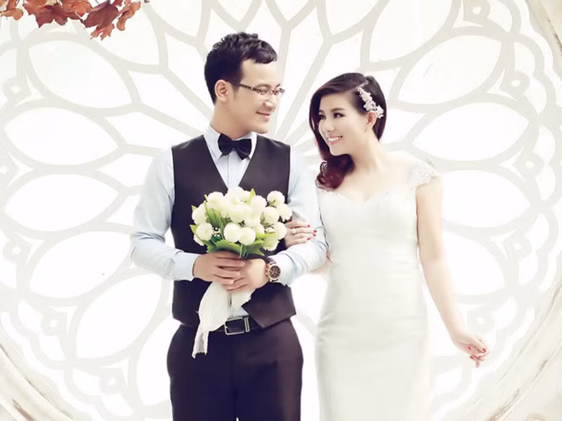 Năm 2015, Lê Mận lên xe hoa. Ông xã của cô tên Trần Phúc Vinh (sinh năm 1989).