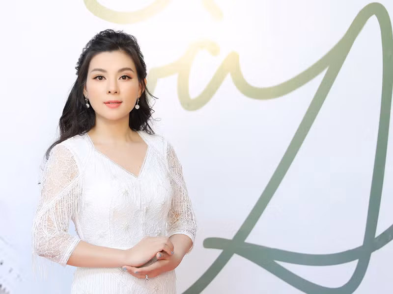 Năm 2019, nữ ca sĩ trình làng các MV “Về quê em xứ Nghệ”, "Sông và anh", "Chơi vơi".