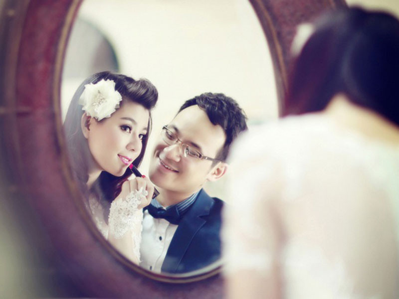 Giọng ca gốc Hà Tĩnh chia sẻ, vợ chồng cô quen biết nhau khá lâu nhưng đến dịp Valentine 2014, Phúc Vinh mới tỏ tình với cô.