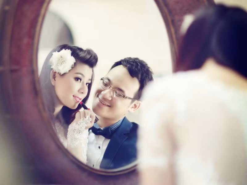 Giọng ca gốc Hà Tĩnh chia sẻ, vợ chồng cô quen biết nhau khá lâu nhưng đến dịp Valentine 2014, Phúc Vinh mới tỏ tình với cô.