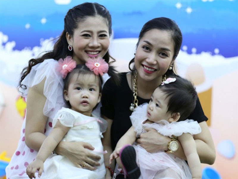 “Có hai người đang nuôi bé. Hai người này đã giúp đỡ Phương từ xưa. Họ không phải ruột thịt nhưng tình cảm cũng như gia đình”, Ốc Thanh Vân tiết lộ.