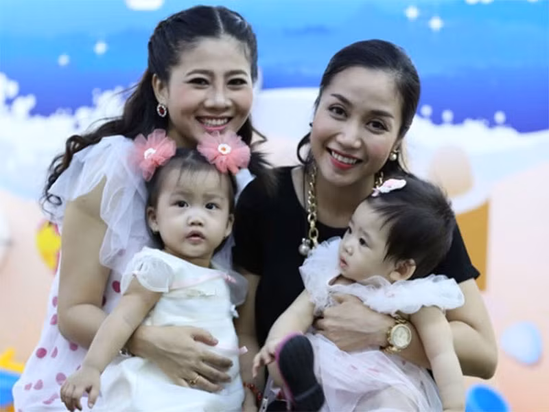 “Có hai người đang nuôi bé. Hai người này đã giúp đỡ Phương từ xưa. Họ không phải ruột thịt nhưng tình cảm cũng như gia đình”, Ốc Thanh Vân tiết lộ.