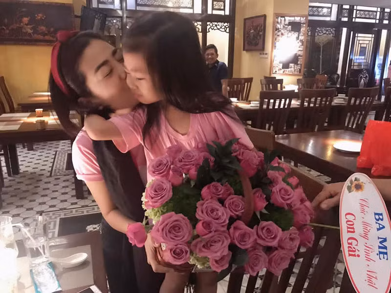 Hiểu hoàn cảnh khó khăn của Phùng Ngọc Huy nên dù vất vả Mai Phương không đòi hỏi tình cũ trợ cấp cho con gái chung.