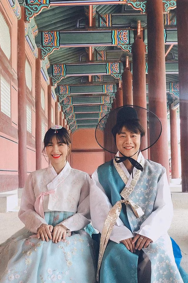 Khi PV liên lạc với quản lý của Hòa Minzy, người này từ chối chia sẻ vì đây là chuyện đời từ của nữ ca sĩ. Lý giải về cách xưng hô thân mật của giọng ca "Rời bỏ" với bạn trai, quản lý của cô cho hay: "Kể từ khi công khai, Hòa và người yêu đã công khai xưng hô là "vợ chồng", chứ không phải tới bây giờ mới gọi nhau thân mật như vậy. Vậy nên mọi người đừng chỉ dựa vào cách xưng hô mà đồn đoán cô ấy đã kết hôn".