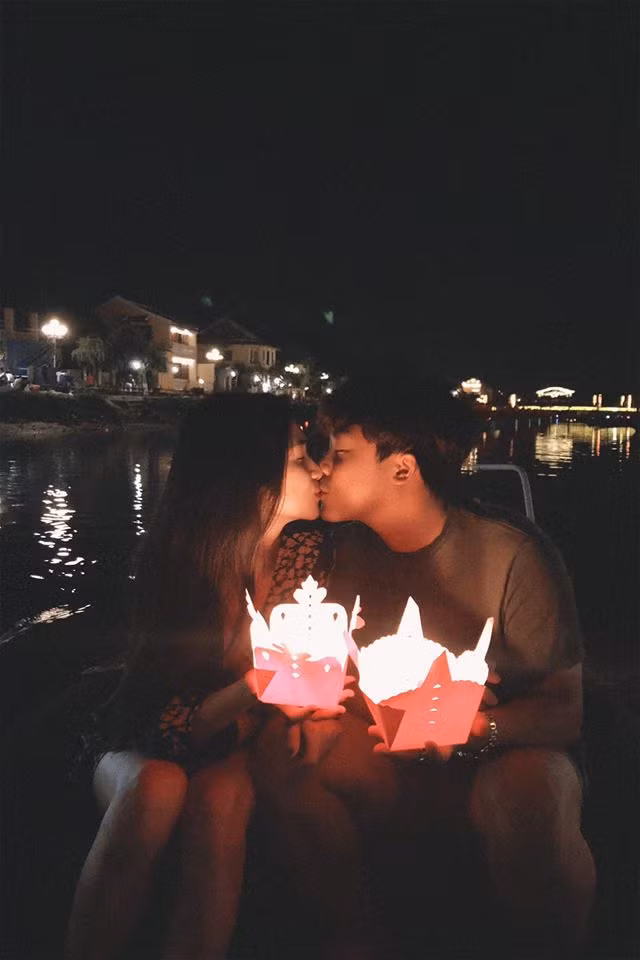 Hòa Minzy công khai tình cảm với bạn trai sinh năm 1987 tên Minh Hải vào đầu năm 2018. Cặp đôi cũng khiến nhiều người ghen tỵ, ngưỡng mộ khi thường xuyên chia sẻ những khoảnh khắc ngọt ngào trên mạng xã hội.