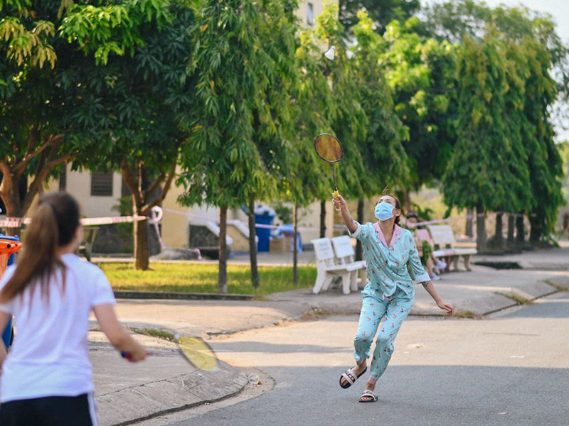 Võ Hoàng Yến rèn luyện sức khỏe ở khu cách ly qua các hoạt động thể thao như đá bóng, đá cầu, cầu lông, bóng chuyền, khiêu vũ.