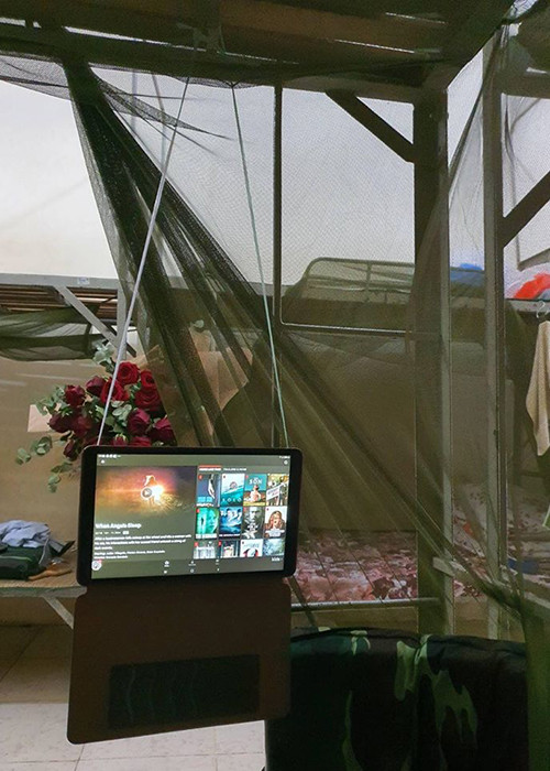 “Móc chữ S tụi mình bẻ từ móc áo quần tụi mình mang vào để móc vật dụng, ấm siêu tốc ngoài việc nấu nước còn dùng cả luộc rau lang được hái ngoài sân sau, đồ treo iPad được phát minh từ dây buộc đồ, treo lên miếng ván của giường tầng trên và thế là có ngay cái TV mini”, Võ Hoàng Yến cho biết.