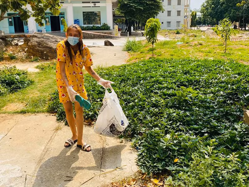 "Ở môi trường này thì rác thải lây nhiễm bị xả bừa bãi rất nhiều, tạo điều cho virus lây lan rất nguy hiểm. Mỗi 1 cá thể chỉ cần ý thức thì chúng ta đã có môi trường sạch đẹp rồi. Em chia sẻ mong tất cả chúng ta hãy bảo vệ môi trường từ những điều nhỏ nhất”, chân dài lên tiếng.