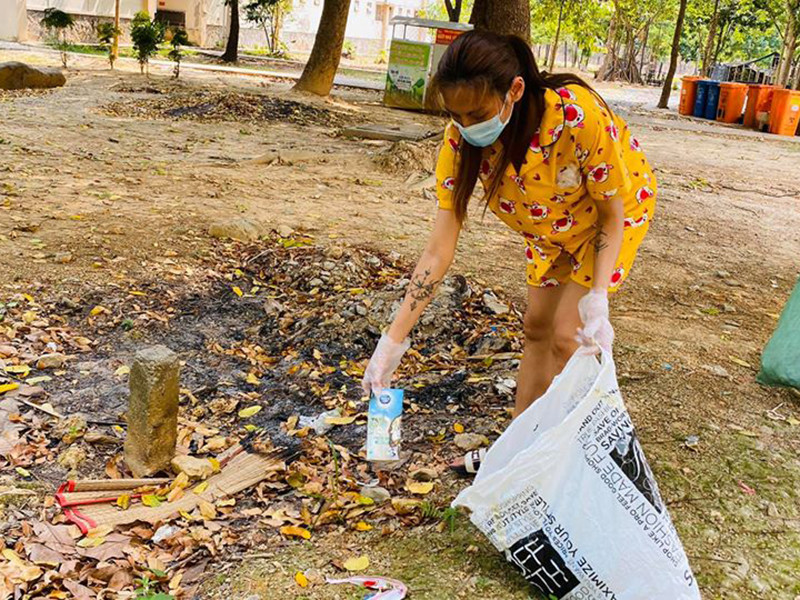 Chân dài 8x tỏ ra thích nghi tốt với cuộc sống nơi cách ly.