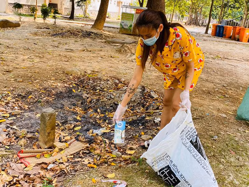 Chân dài 8x tỏ ra thích nghi tốt với cuộc sống nơi cách ly.