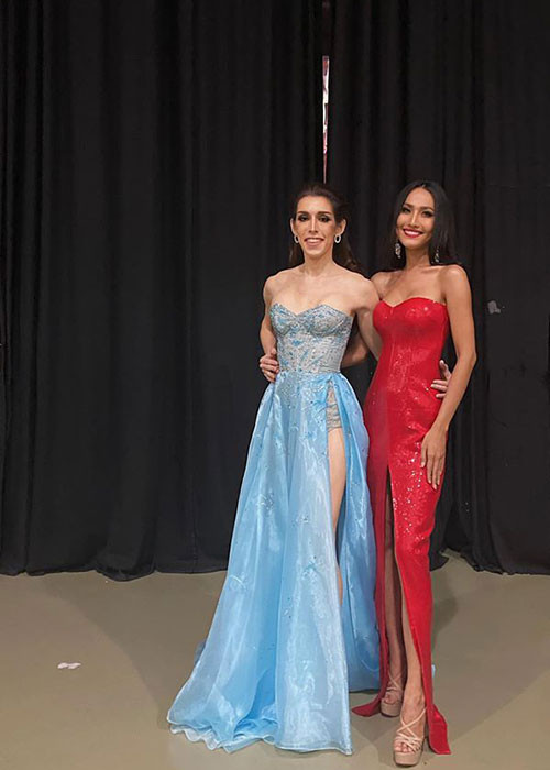 Người đẹp đến từ An Giang còn nhiệt tình giúp đỡ đại diện Mỹ. Hoài Sa cho người đẹp này mượn giày dép, váy áo.