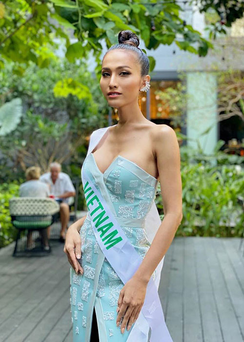 Sự chỉnh chu về vẻ ngoại giúp Hoài Sa ghi điểm.