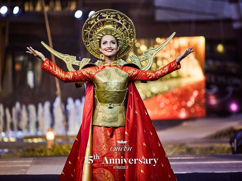 Ở phần thi trang phục dân tộc, Hoài Sa cũng nỗ lực hết mình. Tuy nhiên, cô buộc phải dừng chân trước đại diện Malaysia.