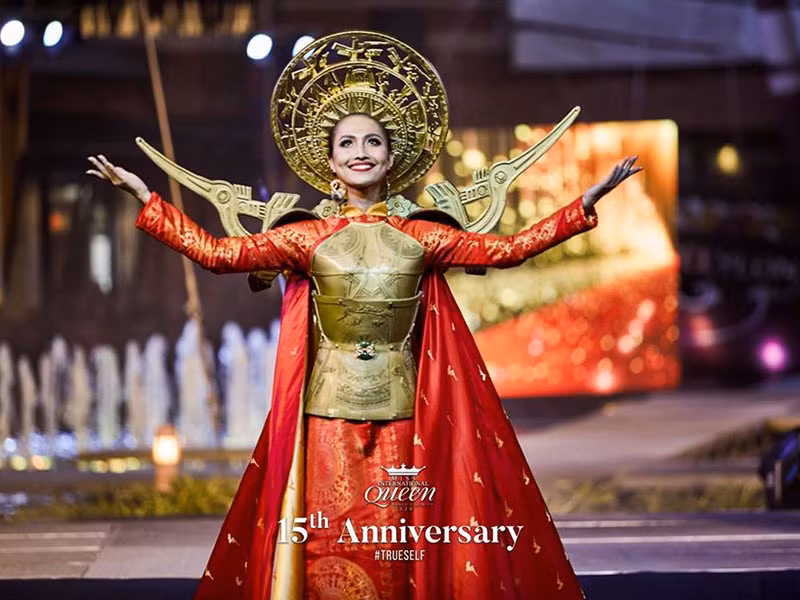 Ở phần thi trang phục dân tộc, Hoài Sa cũng nỗ lực hết mình. Tuy nhiên, cô buộc phải dừng chân trước đại diện Malaysia.