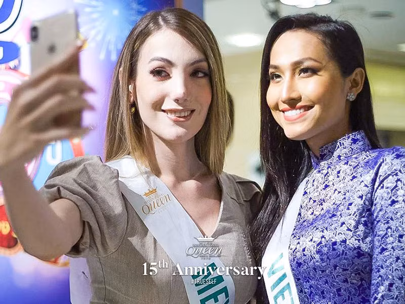 Hình ảnh đại diện Việt Nam diện áo dài ghi hình cho một kênh truyền hình của Thái Lan.