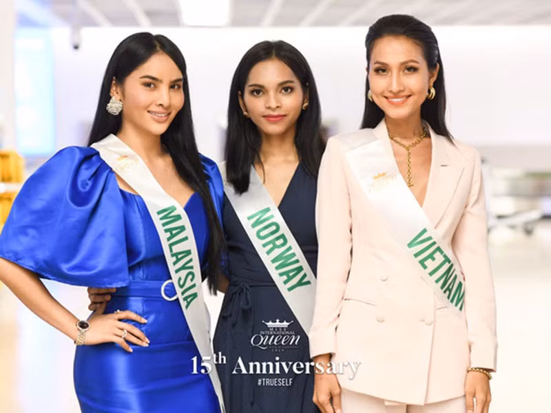 Mang theo 10 kiện hành lý, Hoài Sa liên tục thay đổi trang phục trong quá trình tham gia cuộc thi.