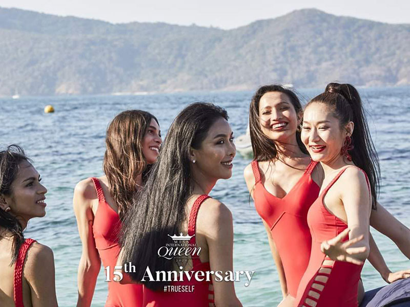 Đại diện Việt Nam tỏ ra tự tin khi xuất hiện bên các thí sinh chuyển giới cùng thi đấu.