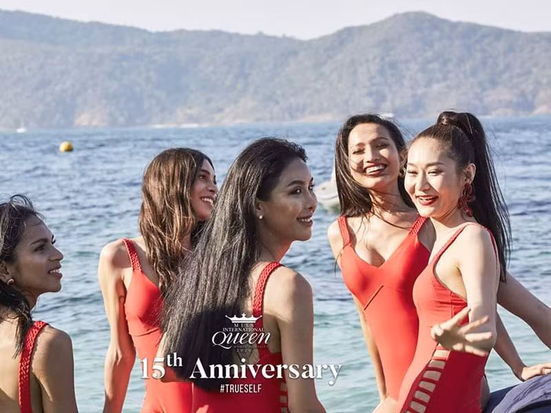 Đại diện Việt Nam tỏ ra tự tin khi xuất hiện bên các thí sinh chuyển giới cùng thi đấu.